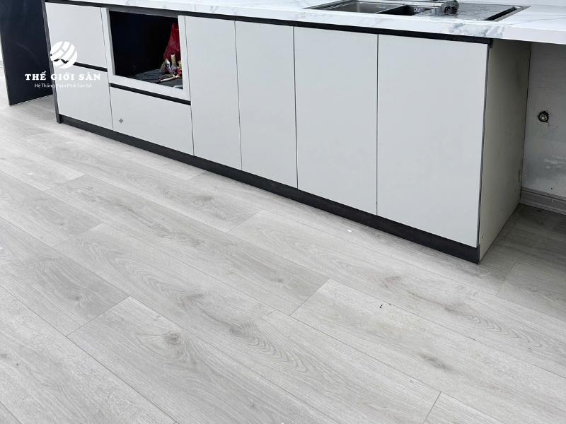 quan-tam-den-be-mat-san