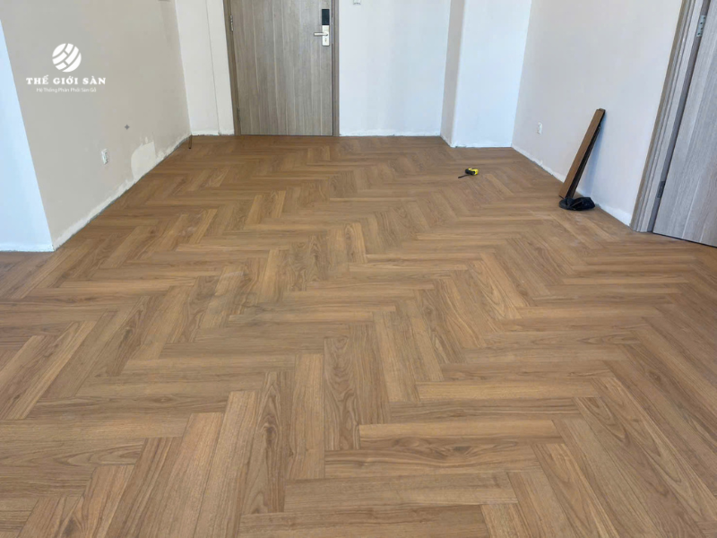 cam-nhan-be-mat-san-go