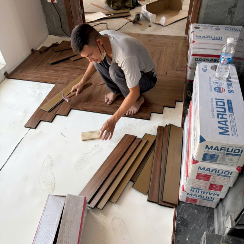 Thi công sàn gỗ khi nền còn ẩm hoặc không có lớp chống ẩm