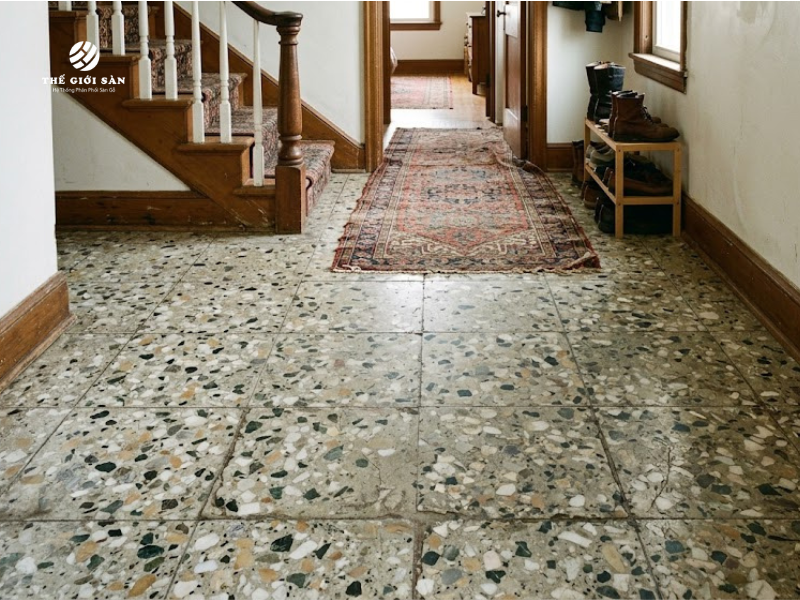 Nền gạch cũ có lắp sàn gỗ được không